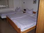 Das kleinere Schlafzimmer, hier auch mit Zustellbett
